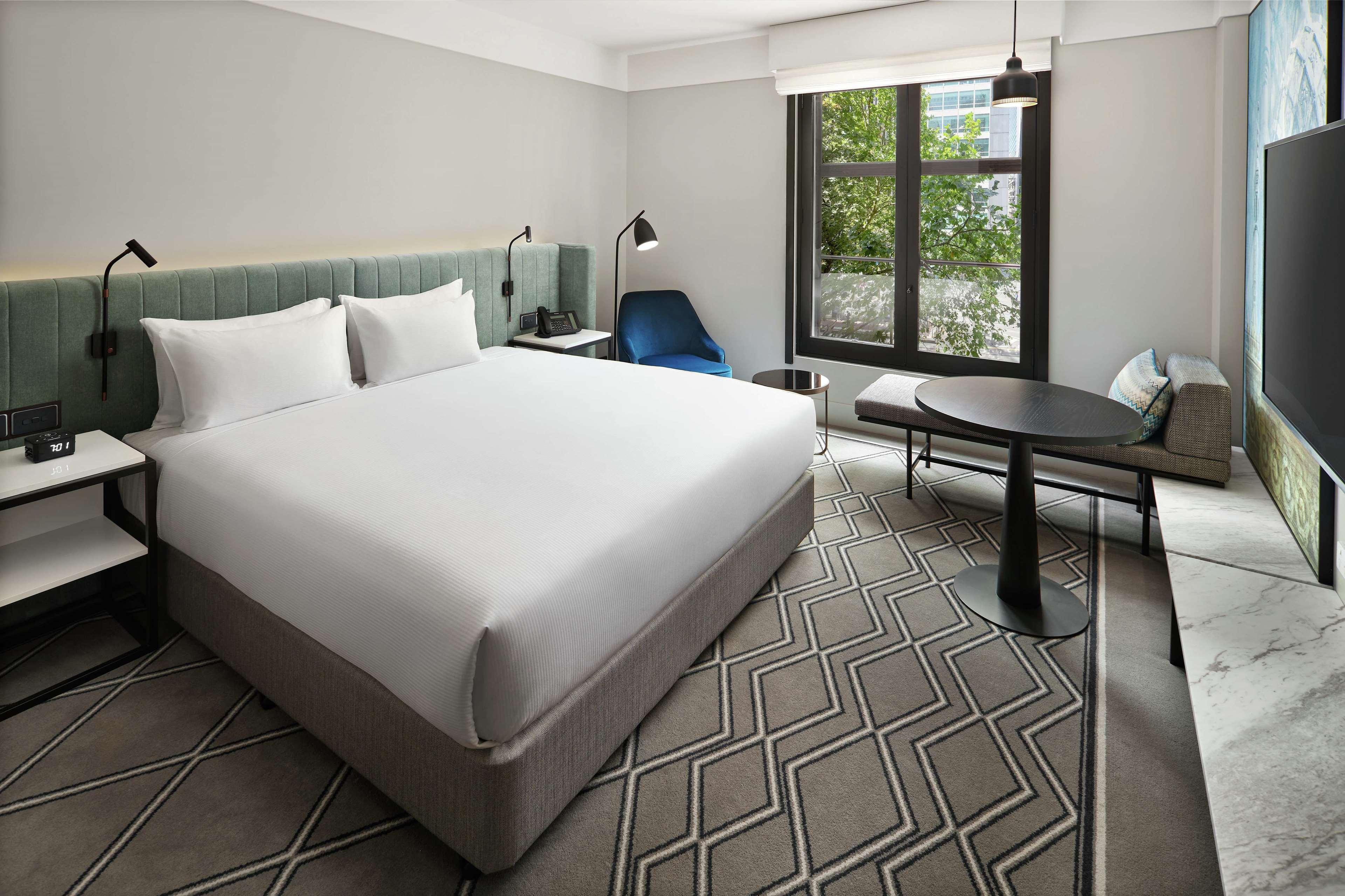 Hilton Melbourne Little Queen Street Exterior foto A room at the hotel
