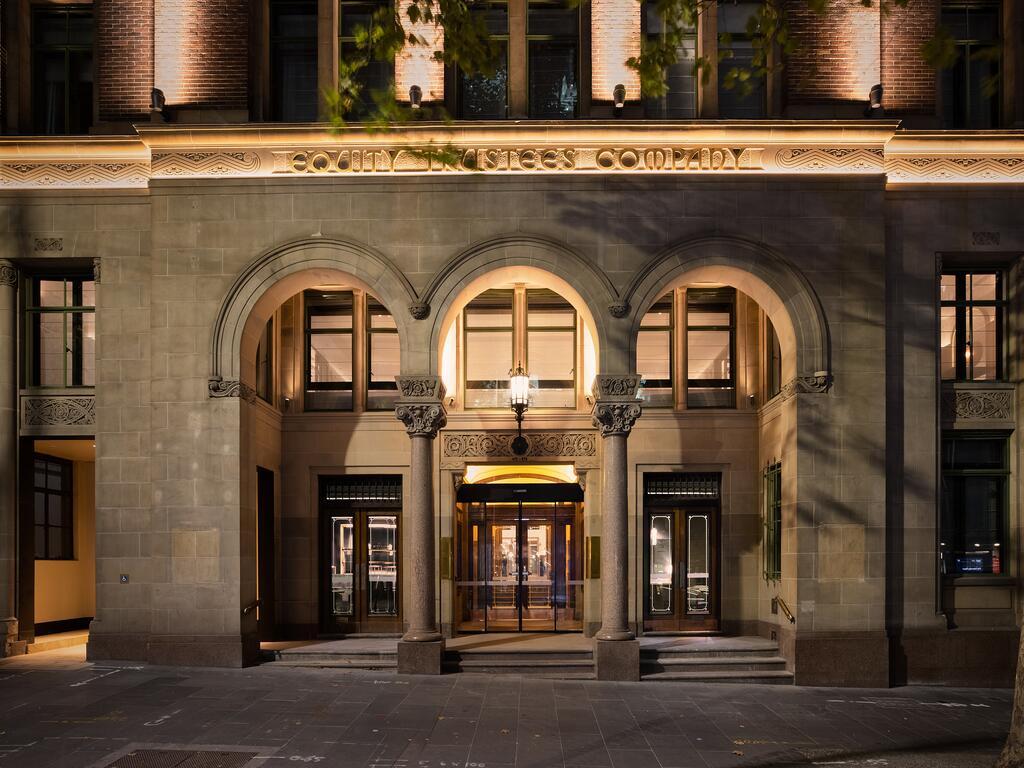 Hilton Melbourne Little Queen Street Exterior foto The entrance to the hotel